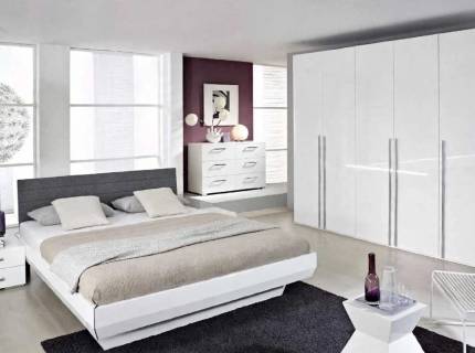 Set dormitor HALLE + QUADRA + TIRA Cadru pat (180x200cm), dulap cu 5 usi cu balamale TIRA 300x222x60cm, comoda TIRA 110x81x42cm si set 2 noptiere QUADRA alb alpin/ alb lucios - material textil gri